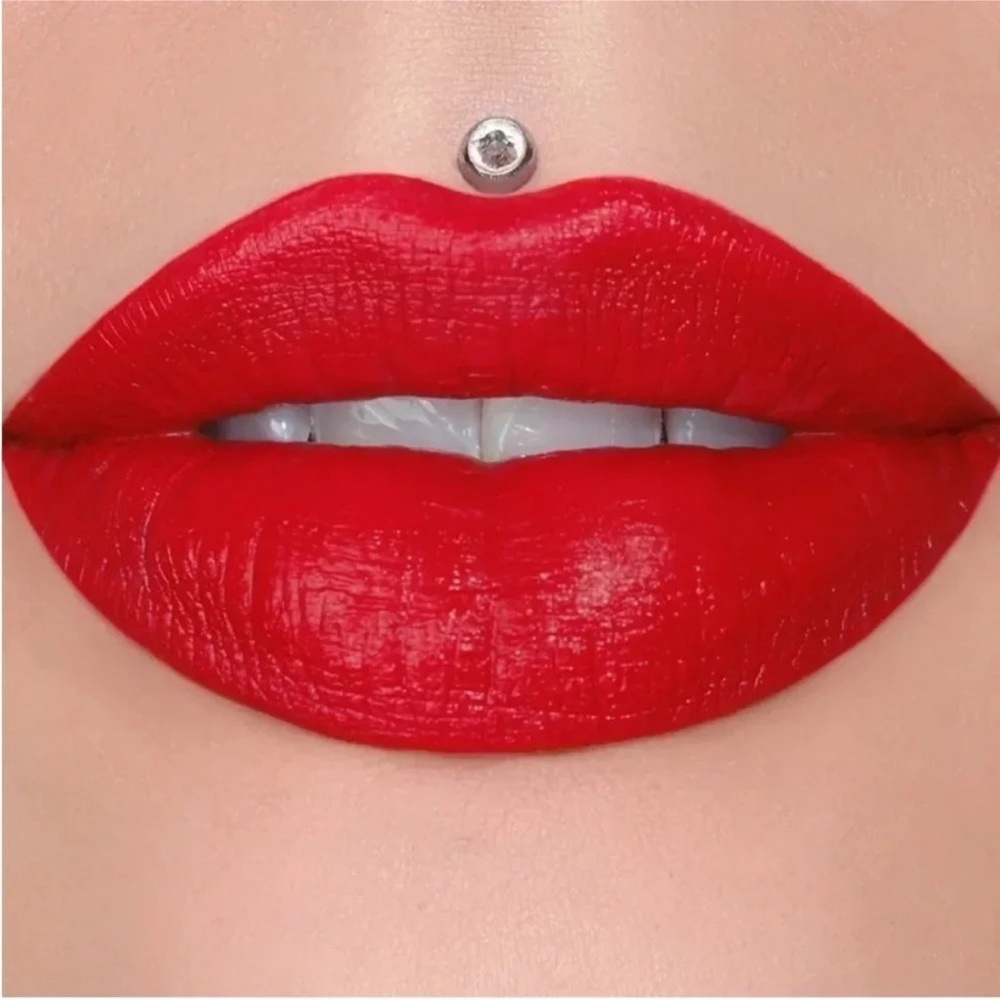 NIB Jeffree Star Cosmetics Supreme Gloss
- Red Affair (Electric Red) Vibrant Red